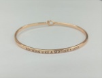 Bracelete banhado a ouro rose, com a inscrição "Nothing Like a Mother's love".Novo sem uso, na embalagem