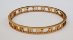 Bracelete em metal rose, decorado com números romanos.