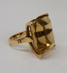 Belíssimo anel em ouro amarelo 18 kt, com imponente topázio imperial, lapidação esmeralda, aro 11. Peso total 14.2 g