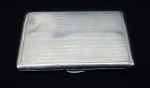 Cigarreira em prata contrastada, medindo 8 x 10  cm,  peso total 115 g