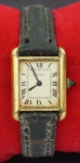 Relógio CARTIER , caixa plaqueada à ouro e pulseira em couro ( no estado).