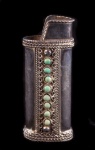 Porta isqueiro em prata contrastada 925, decorado com pedras verdes, medindo 6 cm, peso total 17 gr