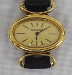 JAEGER LECOULTRE . Relógio caixa e fivela de ouro e pulseira em couro. Peso total 19.9 gr .  Não testado.