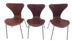 ARNE JACOBSEN. Conjunto de 3 cadeiras com estrutura em ferro e assento em madeira ( marcas do tempor , 1 com defeito na madeira).  Medidas 77 x 46 x 42 cm.
