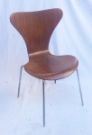 ARNE JACOBSEN. Cadeira com estrutura cromada e assento em madeira ( marcas do tempor , pequeno lascado no assento).  Medidas 77 x 46 x 42 cm.