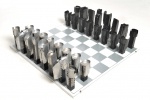 JUAREZ MACHADO. Conjunto de 32 peças de jogo para xadrez. As peças tem em média 20 cm. Não acompanha o tabuleiro