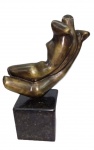 OXANA NAROZNIAK. "Apsara". Escultura em bronze e base de granito. Assinada. Medidas : escultura  30 x 33 cm.      base 15 x 15 x 15 cm.