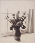 ADL ( fotógrafo) . "Vaso de flores na janela", fotografia, 25 x 20 cm. Assinado na lateral , datado 1973. Emoldurado com vidro, 36 x 29 cm. (09183)