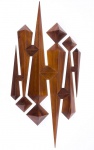 JOAQUIM TENREIRO (1906/1992). Escultura em madeira nobre de jacarandá, com elementos geométricos tridimensionais, medindo 85x38cm.