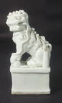 Cão de Fó em porcelana chinesa monocromática branca ( pequeno quebrado). Alt. 14 cm.