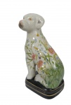 Estatueta em porcelana policromada representando Cachorro , marcado na base. Medidas 20 x 10 cm.