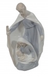 Imagem em porcelana policromada representando Sagrada Família. Medidas 23 x 15 cm.