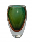 Vaso em grosso cristal nas tonalidades verde, âmbar e translúcido ( leves bicados na borda). Alt. 15 cm.