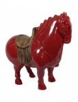 Cavalo em porcelana policromada, decorado na cor vinho com cela . Medidas 41 x 50 cm.