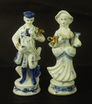 Par de estatuetas em porcelana azul e branca, representando casal. Med. masc 20 x 9  cm e fem 21 x 9 cm