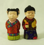 Par de estatuetas em porcelana casal japonês em trajes típicos, com dourado. Med. masc 15 x 8 cm e fem 15 x 8  cm (pequeno descascado no nariz e no queixo)