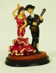 Grupo escultórico em resina, representando casal em dança flamenca. Original da Espanha, faltando um pouco da pintura na perna esquerda do dançarino 14 x 8 cm.