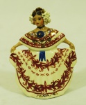 Estatueta em porcelana, representando mulher em traje tipico de dança panamenha. Original do Panamá, 12 x 10 cm