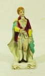 Estatueta em porcelana policromada, representando lorde em traje tipico. Med. 15 x 8 cm