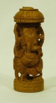 Escultura em esculpida em sãndalo, representando Ganesha. Original da India. Med. 15 x 7 cm.