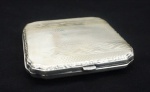 Cigarreira em prata contrastada, medindo 8 x 8  cm, interior gravado a data 9-7-1938, peso total 60 g