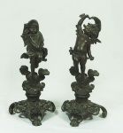 Duas esculturas em bronze representando Querubins.  Alts. 30 cm e 32 cm.