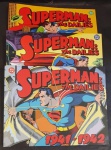 (LOTE CONTÉM 3 ITENS). SUPERMAN: THE DAILIES. Created by Jerry Siegel and Joe Shuster. New York: Dc Comics, c1999. Il. p&b.; 22 x 27 cm. Aprox. 2.148 g. Capas coloridas. Idioma: Inglês. Gênero: Super-heróis. Estado: Em perfeito estado de visualização e leitura. V. 1  Strips 1-306, 1939-1940; V. 2  Strips 307-672, 1940-1941; V. 3  Strips 673-966,1941-1942. (CI: 1000)