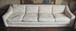 Sofá para 4 lugares, embrocado bege, com almofadas, assento e encosto soltos, med. 73 x 270 x 90 cm.