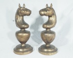 Par de esculturas representando peça de xadrez - Cavalo (possivelmente utilizada para base de abajur), em madeira entalhada com pátina dourada, med.50 cm de altura.