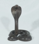 Escultura de madeira maciça, entalhada, representando cobra naja, med. altura 23 cm, largura17 cm e profundidade 20cm .