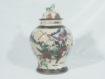 Antigo Potiche chinês em cerâmica esmaltada em cena de batalha, pequeno picado na tampa, medindo 30 cm de altura, selo de manufatura na parte interior.