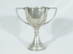 Troféu "Taça" - Grande Prémio  Gervásio Seabra, 1985, ao vencedor Castel. med. 20 x 20cm, metal espessurado a prata.