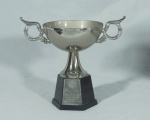 Troféu "Taça" - Ao vencedor do páreo Santa Ana do Rio Grande P. Campos RJ., med. 18 x 23cm, metal espessurado a prata, com desgaste.
