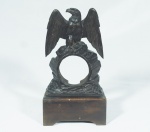 Porta relógio em madeira esculpido no formato de águia, asa quebrada e colada, med. 19cm.
