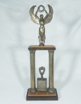 Troféu - Prova," O Fluminense", maio de 1983. Prémio ao proprietário. Encenado pela figura representando Glória em metal dourado, 59cm de altura. Estado de conservação marcas do tempo.