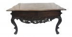 Excepcional mesa de apresentação, em madeira nobre, ebonizada, profusamente trabalhada e vasada, princípio do século XIX, medindo 86 x 162 x 115 cm. Com duas gavetas.