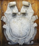 Imponente medalhão em formato de brasão em concreto . medindo 163 x 130 x 25 cm . Início do século. Proveniente da mansão à  Av. Visconde de Albuquerque  - Jardim Pernambuco.