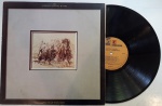 THE STILLS - YOUNG BAND "LONG MAY YOU RUN" -  LP  de vinil, uma colaboração entre Stephen Stills e Neil Young, lançado em 1976, capa original com marcas de tempo e uso, disco pode conter arranhões, não testado.