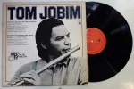 TOM JOBIM "HISTÓRIA DA MÚSICA POPULAR BRASILEIRA" - LP de vinil, ano de lançamento 1982, capa original com marcas de tempo e uso, disco pode conter alguns arranhões, não testado