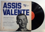 ASSIS VALENTE "HISTÓRIA DA MUSICA POPULAR BRASILEIRA - LP de vinil, ano de lançamento 1982, capa original com marcas de tempo e uso, disco pode conter alguns arranhões, não testado.