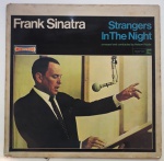 FRANK SINATRA "STRANGERS IN THE NIGHT"  - LP de vinil, ano de lançamento 1966, capa original com marcas de tempo e uso, disco pode conter alguns arranhões, não testado