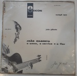 JOÃO GILBERTO- O AMOR, O SORRISO E  A FLOR, LP de vinil, ano de lançamento 1960, capa original com marcas de tempo e uso, disco pode conter alguns arranhões, não testado.