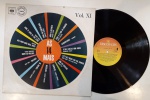 AS 14 MAIS VOL. XI, LP de vinil, ano de lançamento 1963, capa original com marcas de tempo e uso, disco pode conter alguns arranhões, não testado.