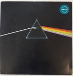 PINK FLOYD- THE DARK SIDE OF THE MOON, LP de vinil, ano de lançamento 1973, capa original com marcas de tempo e uso, disco pode conter alguns arranhões, não testado.