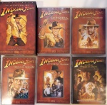 Lote contendo um Box de colecionador com quatro DVDs de filmes "Indiana Jones coleção completa" e um DVD "Indiana Jones extras da trilogia". Embalagens originais, discos não testados.