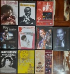 Lote contendo 12 DVDs . Ella Fitzgerald (dois), James Brown (dois), George Benson (dois), Louis Armstrong, B.B.King, Ray Charles e Carlos Santana (triplo) .  Classic Black Music ( perfeito estado ).