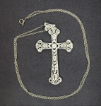Lote composto de colar medindo aprox.  50 cm aberto e belíssimo pingente com aprox. 6 cm, em formato de crucifixo, em platina c/ pequenos brilhantes de 0,02 ct peso total 9.33
