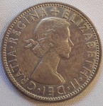 Moeda em prata, 2 SHILLINGS, Reino Unido, 1954. Anverso: Rainha Elizabeth II e a inscrição "GRATIA REGINA ELIZABETH II". Reverso: rosácea e a inscrição "FID: DEF". Peso: 11,33 Tamanho: aprox. 2,6 X 2,6 cm.