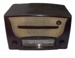 Antigo rádio da marca CRUZEIRO , caixa em madeira , com válvulas, medindo 28 x 41 x 20 cm ( máquina não testada , necessita reparos).