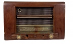 Antigo rádio com caixa de madeira, com válvulas , medindo 35 x 52 x 17 cm.( máquina não testada , falta botões, necessita reparos).
